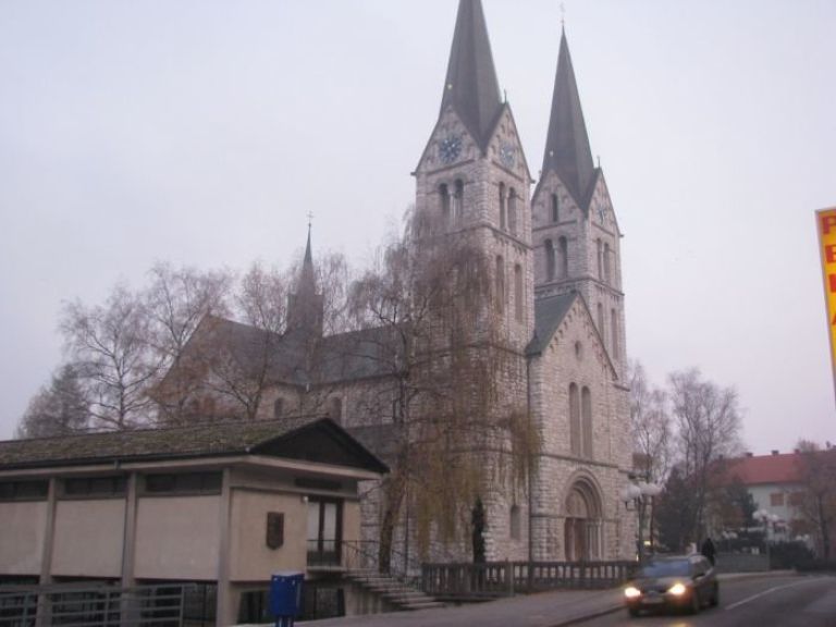 kocevje_cerkev_in_likovni.jpg