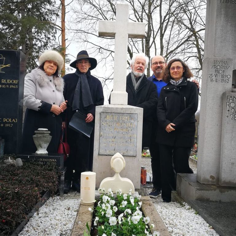 obisk_groba_julije_primic_foto_fb_zavoda_novo_mesto.jpg