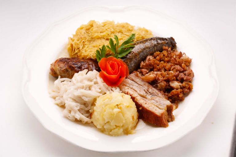 prazen-krompir-zelje-repa-krvavica-pecenica-ocvirki.jpg