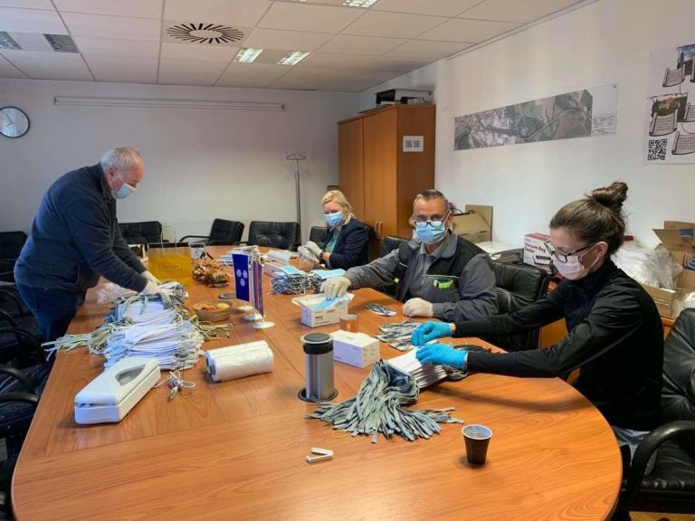 om___v_vsako_gospodinjstvo_en_paket_zascitnih_mask__foto_tanja_sinkovec__obcina_mirna__3_.jpg