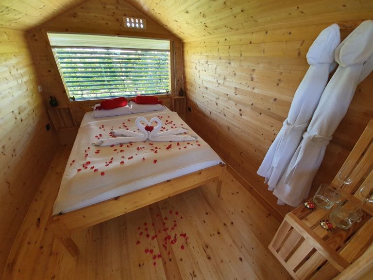 glamping-na-brejgi, filovci, lesena-hiša, jurka