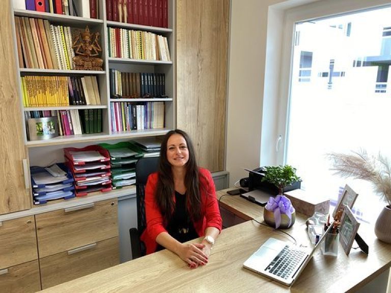 anamarija_toth_kostevc_v_novi_pisarni.jpg