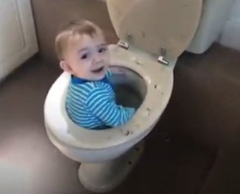 otrok_v_wc.jpg