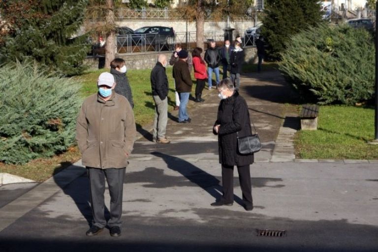 dolga_vrsta_cakajocih_na_testiranje.jpg