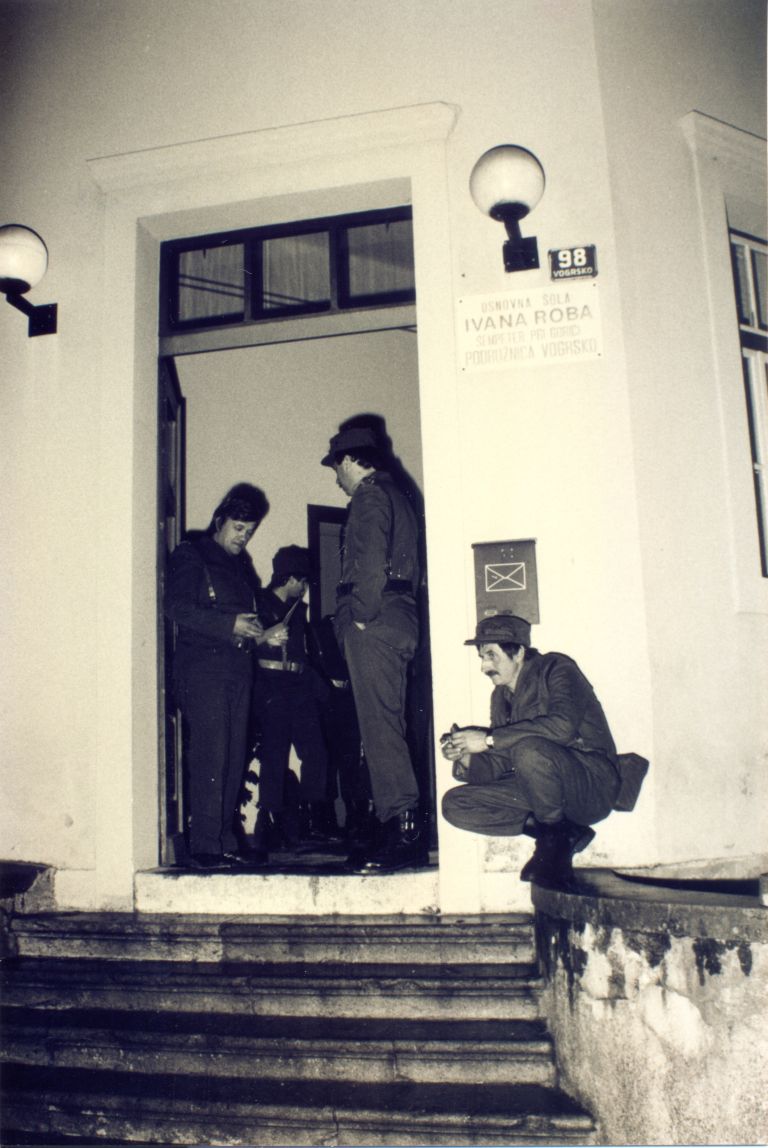 _zzzzpripadniki_bataljona_na_mobilizacijskem_mestu_pri_os_ivana_bora_vogrsko_22031991.jpg