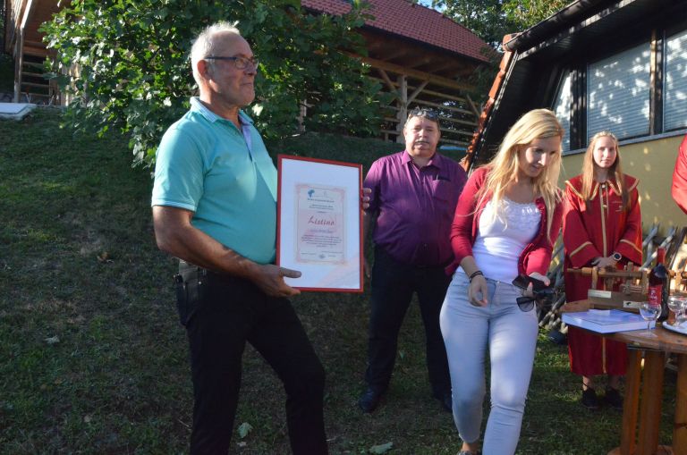 jasmina_podlesnik_je_izrocila_listino.jpg
