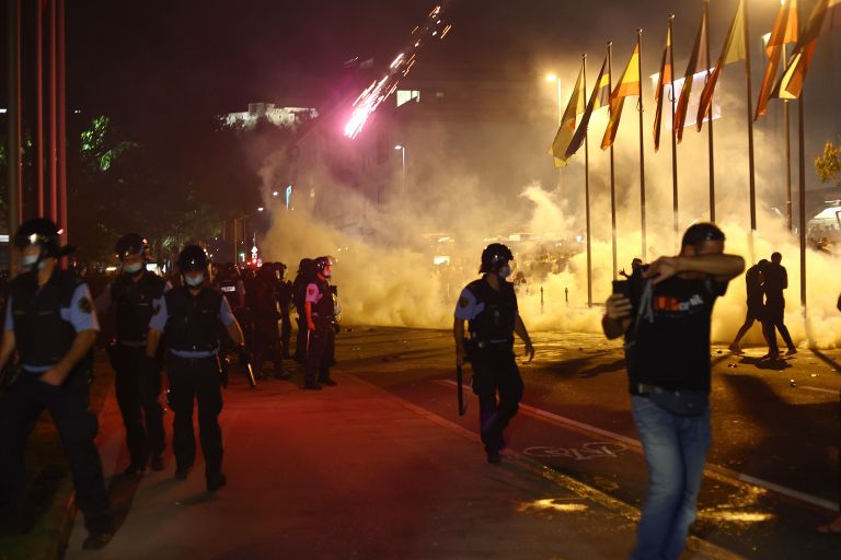 protest pct dz policija solzivec pirotehnika.JPG