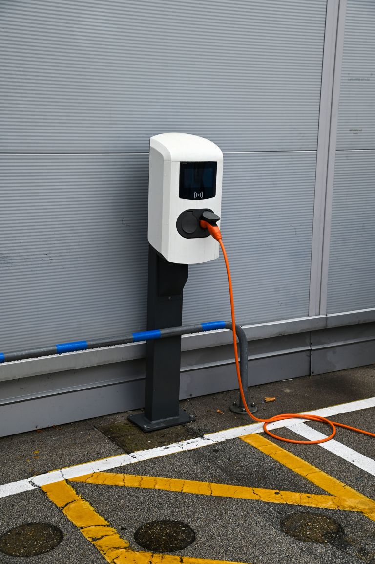 električna-polnilna-postaja, avtomobili, elektricni-avto