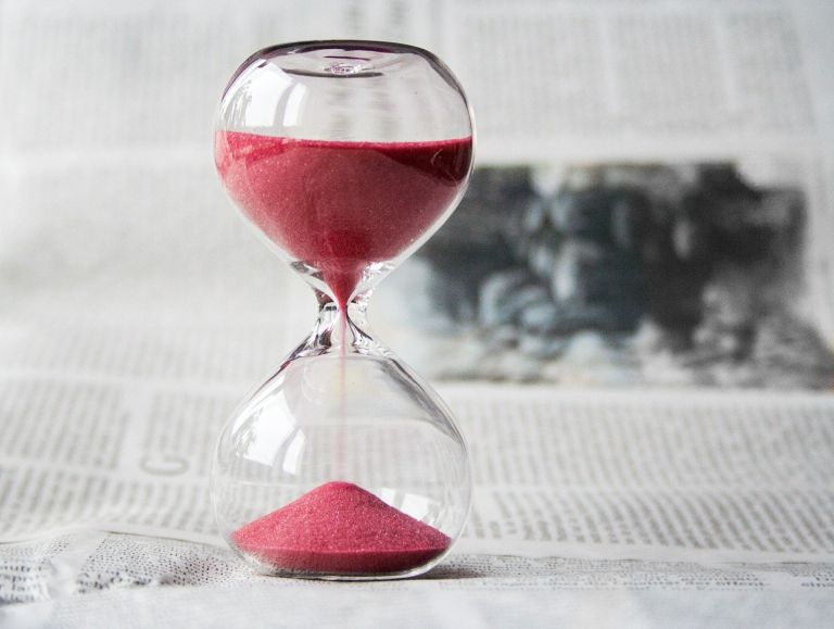 hourglass-g081fe0c6a_1920.jpg