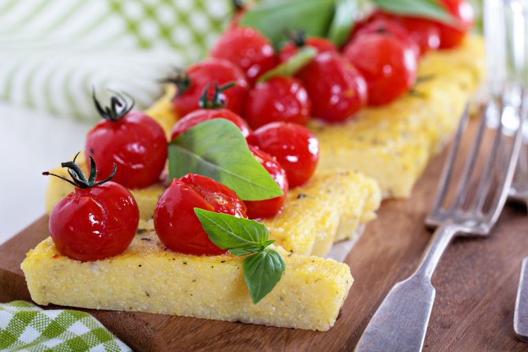 polenta s sirom, paradižnikom in baziliko.jpg