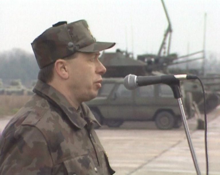 04_poveljnik_to_dolenjske_polkovnik_albin_gutman_poroca_o_pripravljenosti_za_zacetek_slovesnost...