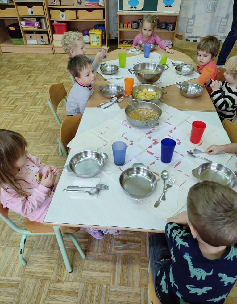 Tradicionalno slovesnko kosilo_skupina 4.jpg