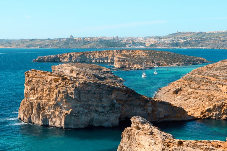 Otok Comino z Modro laguno.jpg