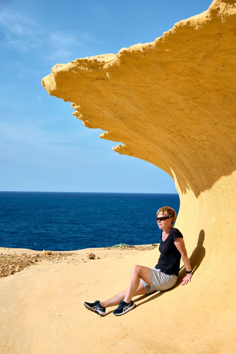 Skalnati valovi na otoku Gozo.jpg