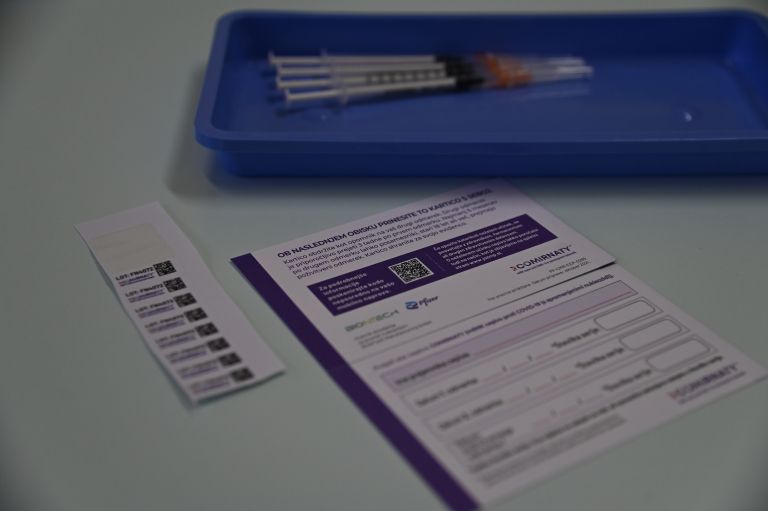 cepljenje, otroci, covid-19, cepivo, pediatrična-ambulanta, čakalnica, pfeizer, kartoteke, zdravnica