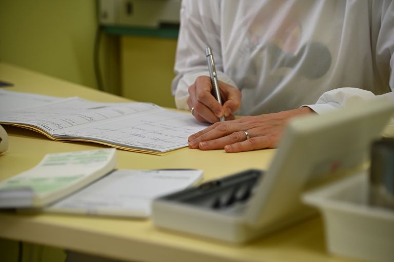 cepljenje, otroci, covid-19, cepivo, pediatrična-ambulanta, čakalnica, pfeizer, kartoteke, zdravnica