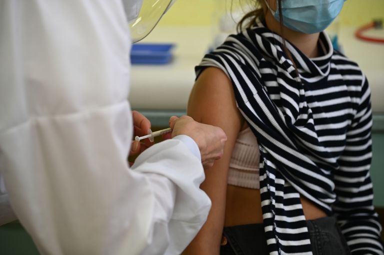 cepljenje, otroci, covid-19, cepivo, pediatrična-ambulanta, čakalnica, pfeizer, kartoteke, zdravnica