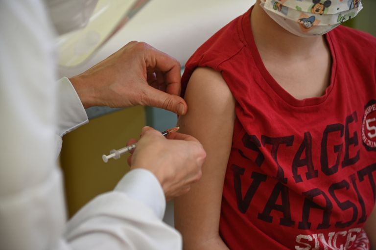 cepljenje, otroci, covid-19, cepivo, pediatrična-ambulanta, čakalnica, pfeizer, kartoteke, zdravnica