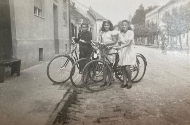 Foto 3_ Dekleta s kolesi pred hišo družine Fejtő.jpg
