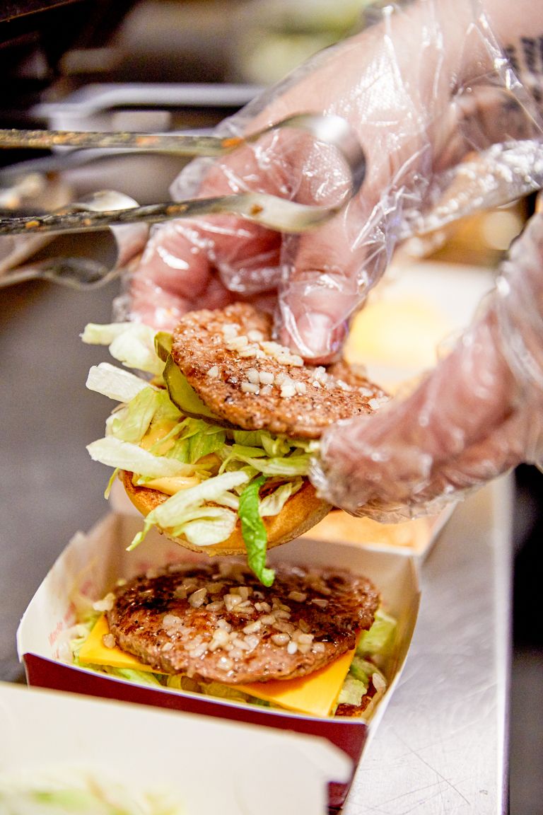 MCD_zlaganje_burger.jpg