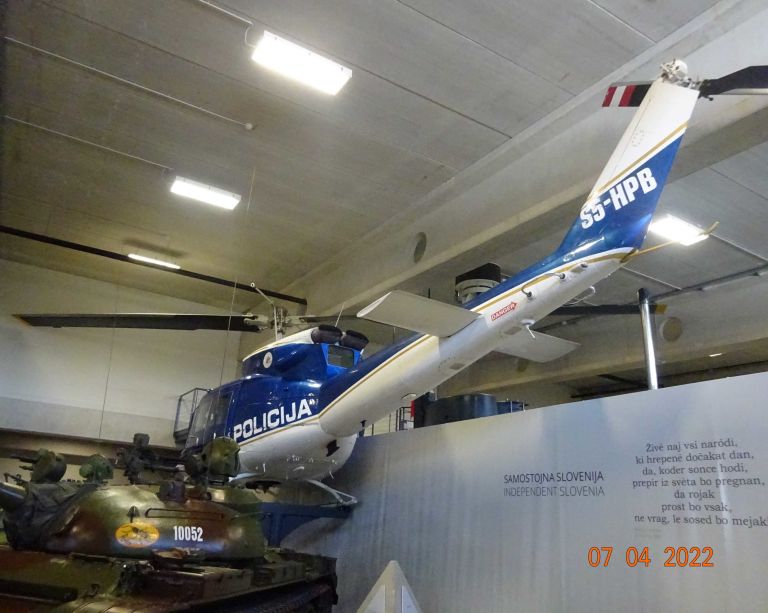 _10_policijski_helikopter_na_zadnjem_postajaliscu.jpg