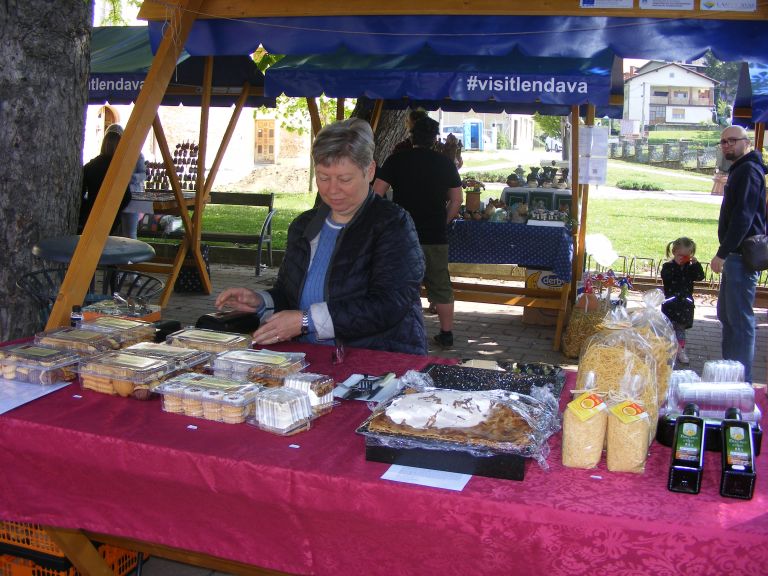 lendava, domača-tržnica-pod-kostanji-v-lendavi, tržnica, lokalna-prehrana