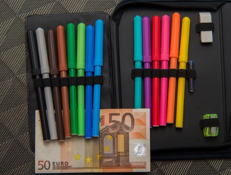 šolske potrebščine, peresnica, flomastri, denar, evro.jpg
