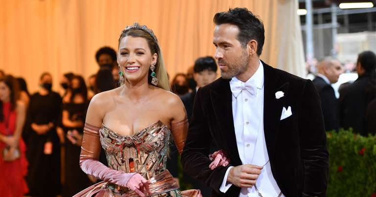 Ryan Reynolds in Blake Lively 1.jpg