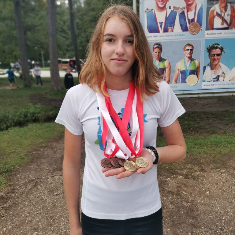 Hana bedernjak z medaljami.jpg