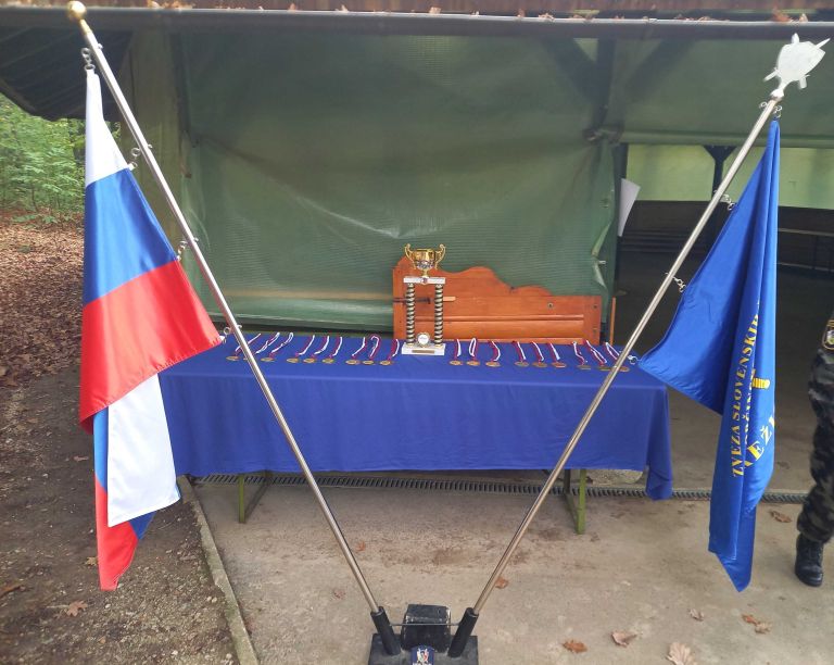 _01_pogled_na_prehodni_pokal_in_medalje.jpg