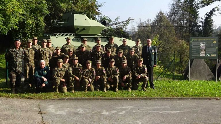 _05_spominska_fotografija_pri_vozilu_bov_3_na_pogancih.jpg