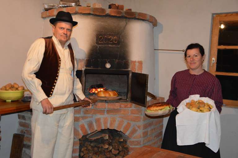 ličkanje-koruze, šalovci, tina-in-matjaž-bunderla