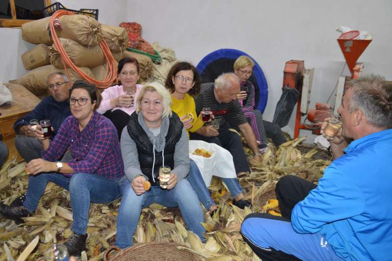 ličkanje-koruze, šalovci, tina-in-matjaž-bunderla
