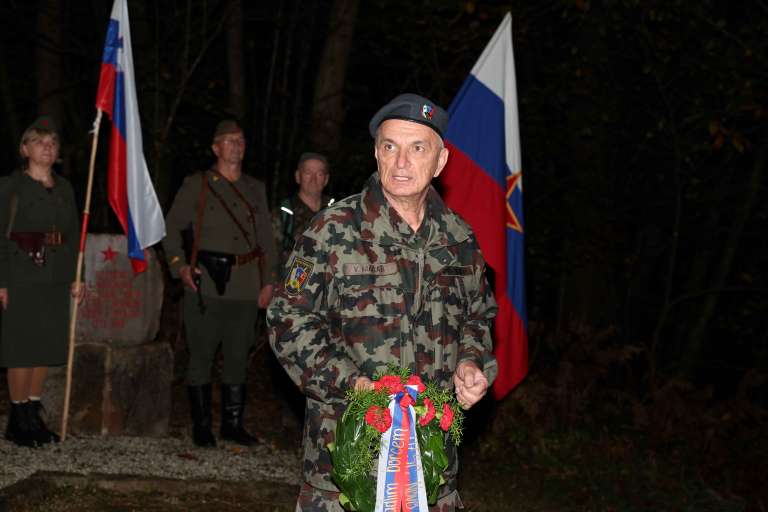 _08_polaganje_venca_pri_spomenikih_na_frati.jpg