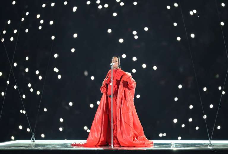 Rihanna, SuperBowl (1).jpg
