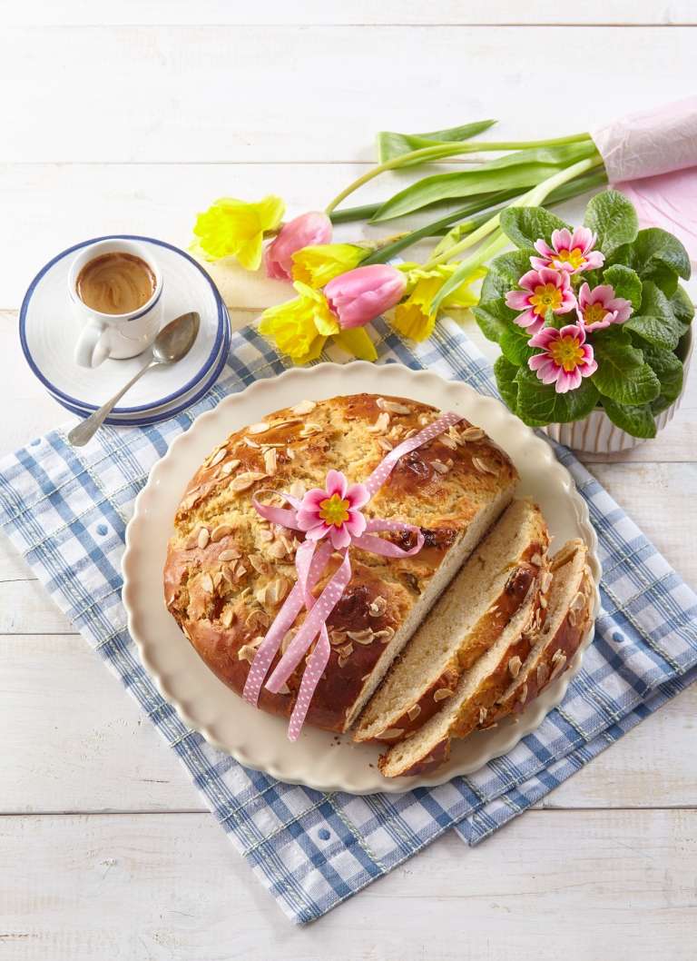 sladek velikonočni kruh z rozinami in jajcnim.jpg