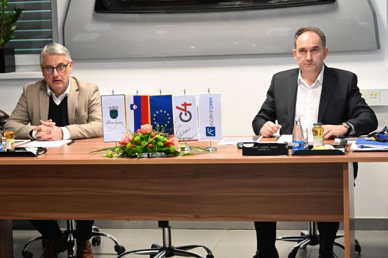 obisk_ministra_hana_03.jpg