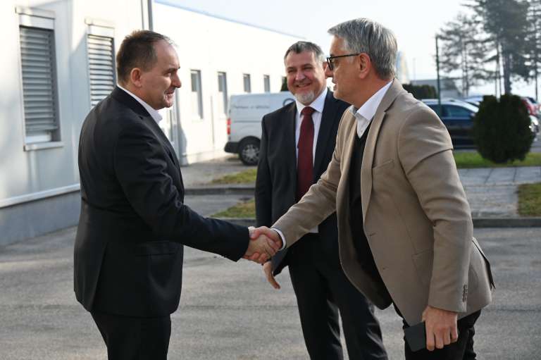 obisk_ministra_hana_02.jpg
