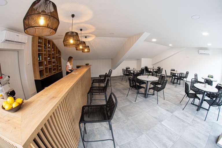 mura, čarno-bejla-bauta, klubski-bar