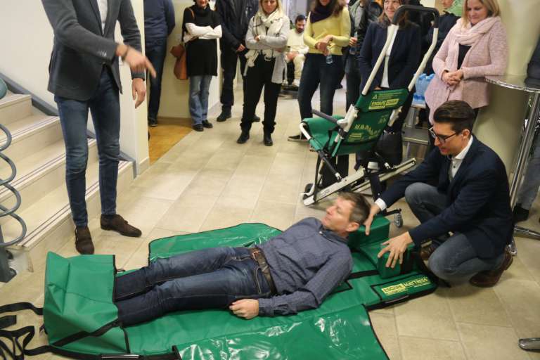 zavod_brez_ovir_prakticni_prikaz_evakuacije_osebe_po_stopnicah_na_evakuacijski_blazini.jpg
