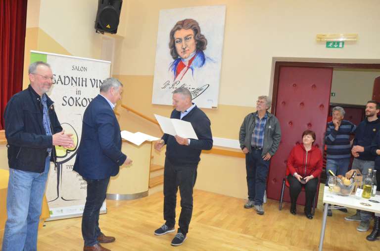 upan_izroa_plaketo_mirkacu.jpg