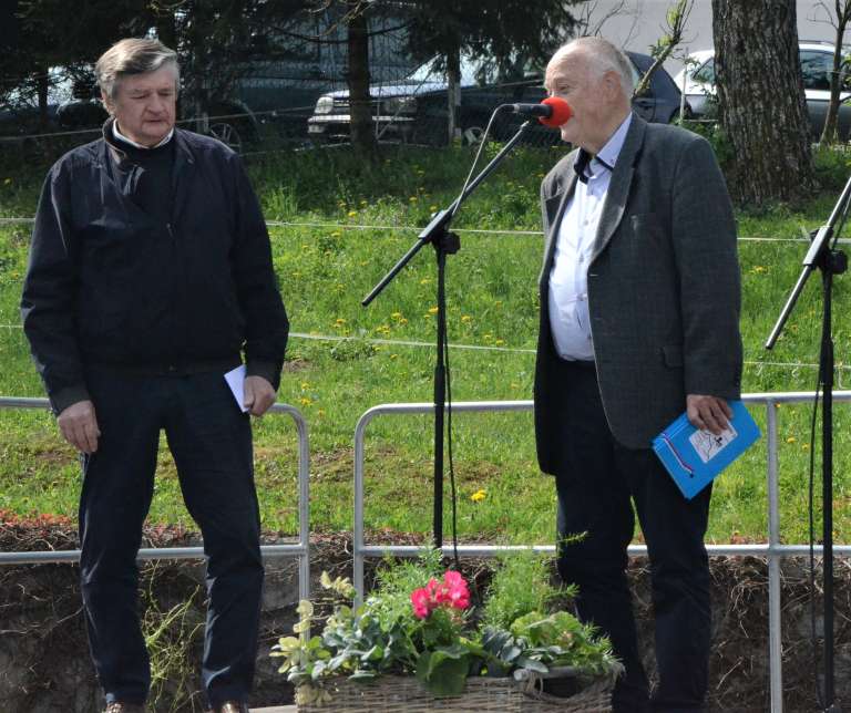 milan_gorjanc_podarja_svojo_knjigo_marijanu_krizmanu.jpg