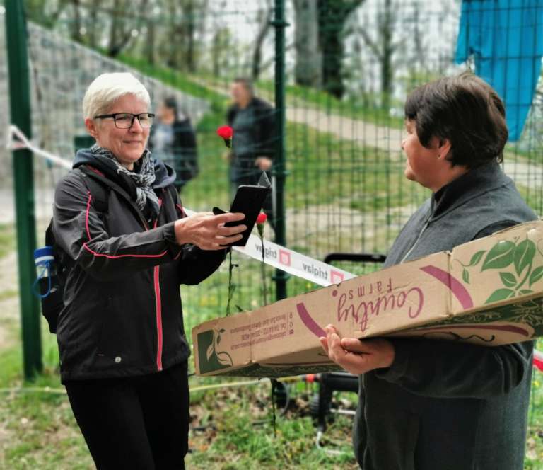 jpohodnikom_so_izrocili_rdee_nageljne.jpg