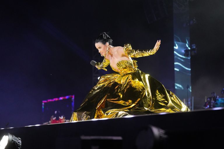 Katy Perry je navdušila gledalce koncerta z "ikonično" zlato obleko. Nekateri so komentirali: "To je
