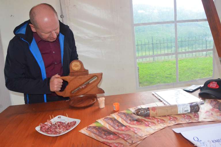 sevnisko_salamo_kz_sevnica_so_obiskovalci_okusali_zastonj.jpg
