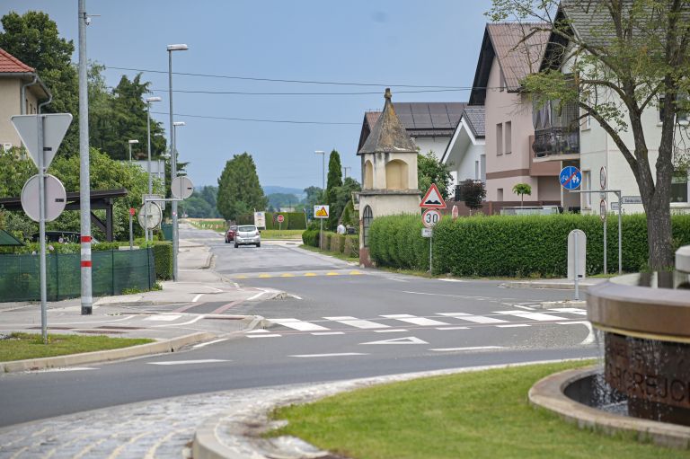 simbolična, tišina, krožišče, rondo, cesta, občina, upravna-enota