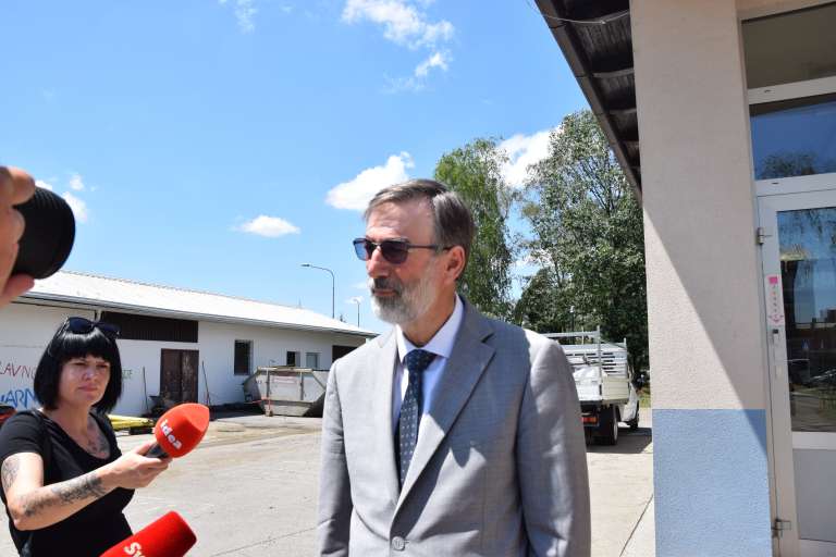 darjo-felda, minister, turnišče, ogled-škode, šola