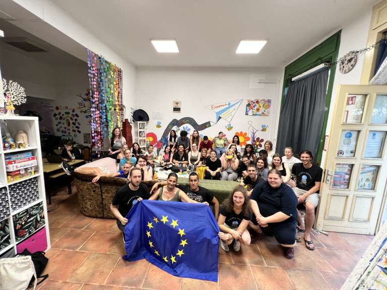 društvo-kreativne-mladine, mladinske-izmenjave, dnevna-soba, informacijska-točka
