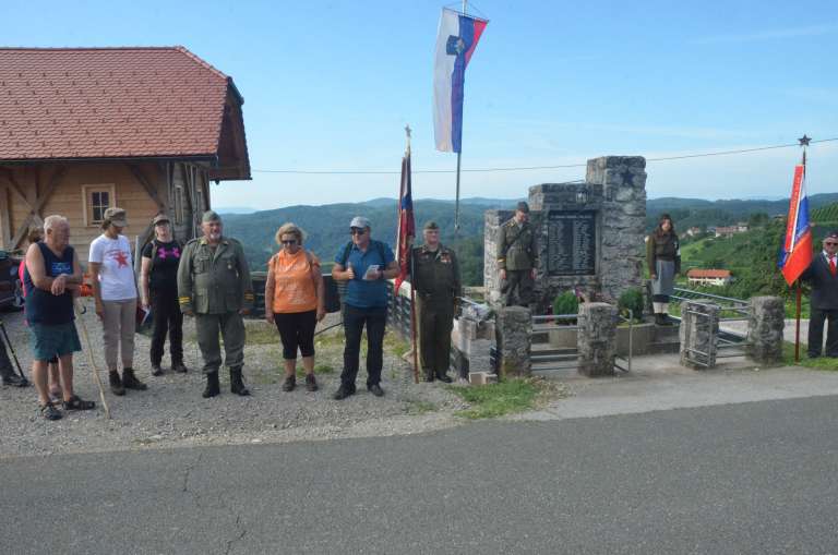_cvetje_na_spomenik.jpg