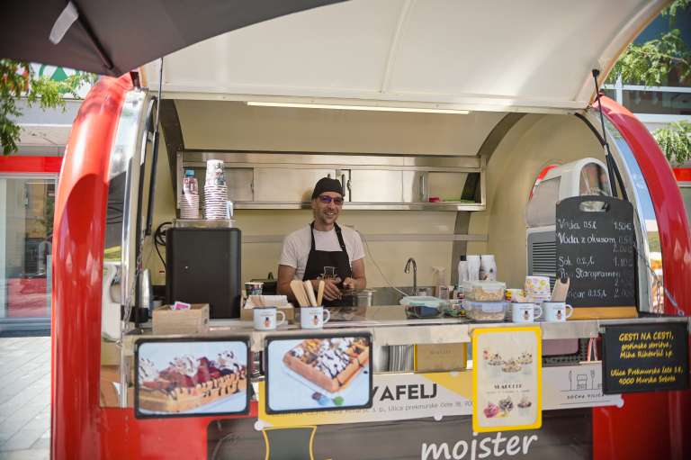 sočna-vilica, street-food, slovenska-ulica
